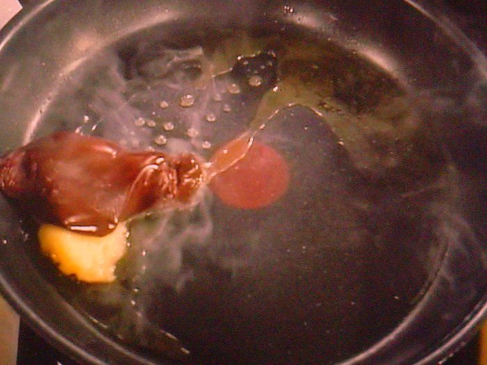 Салат с жареной куриной печенью и карамелизированным яблоком