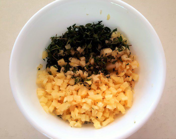 Курочка с паприкой и шпинатом с соусом из белого вина и тимьяна