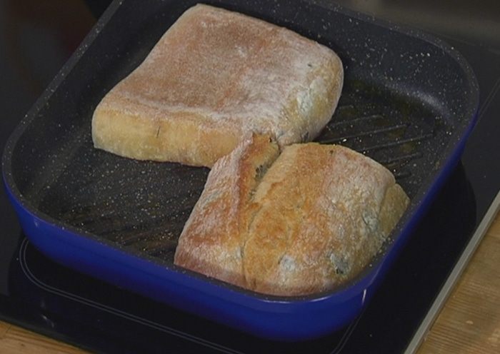 Тосты с рыбой карри и свекольным салатом 