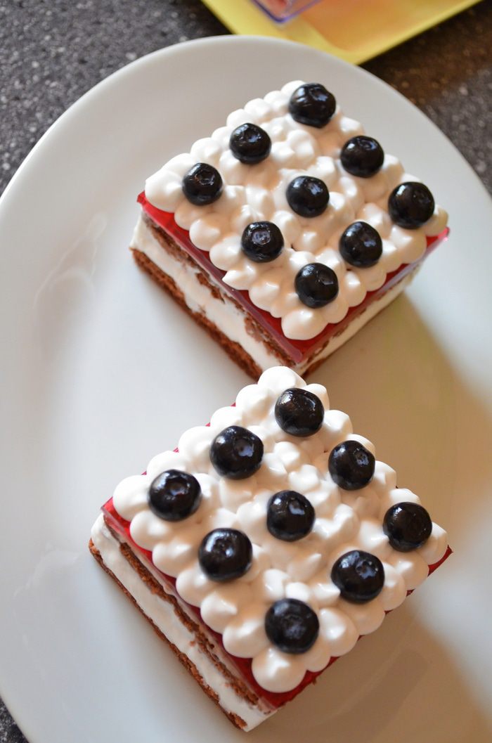 Тирамису с кокосовым муссом, малиновым желе и черникой