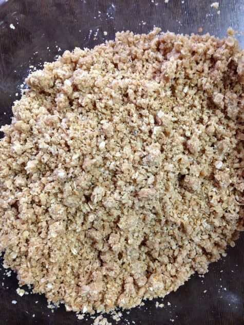 Постный овсяный пирог с халвой и черной смородиной