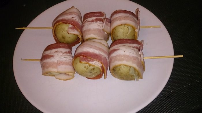 Печеный картофель с беконом, зеленым луком и чесноком