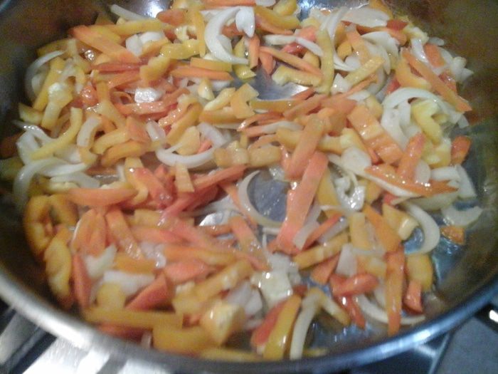 Солнечное рагу с курицей, тыквой и сливами