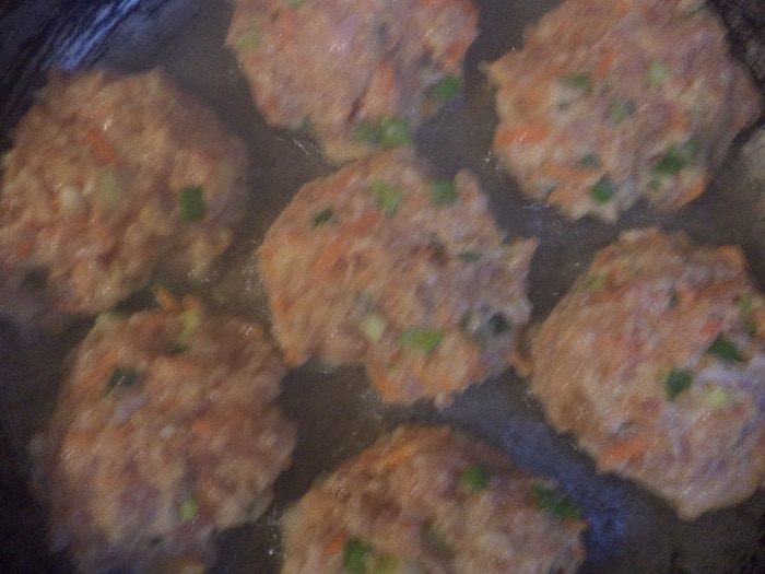 Куриные котлетки с морковью и зелёным луком