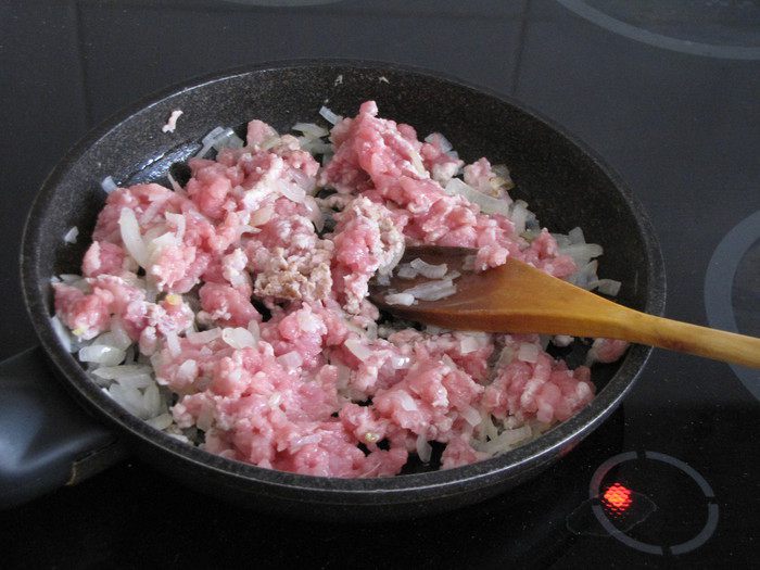 Открытый пирог с мясом, картофелем и цукини