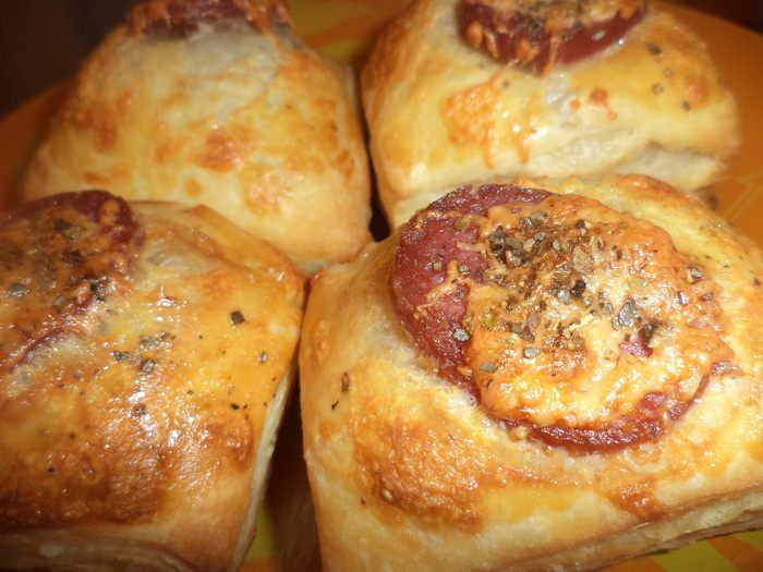 Слойки с сыровяленой колбаской и сыром