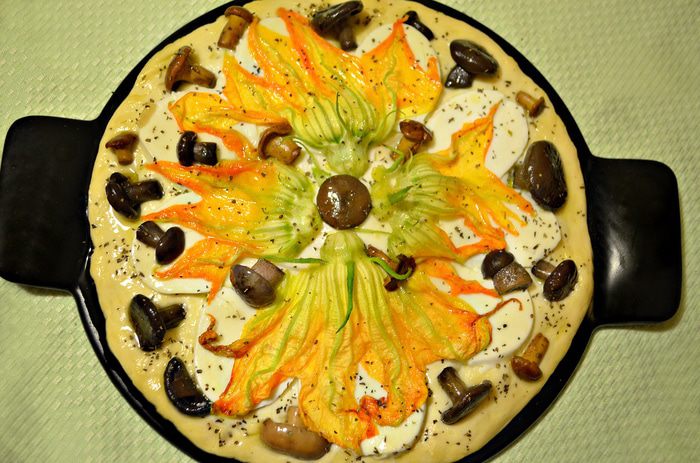 Пицца с цветками цукини и лесными грибами