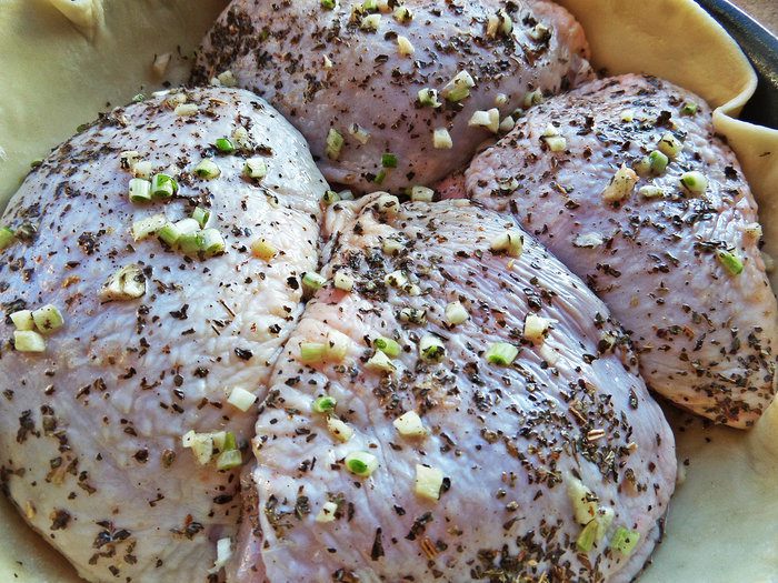 Курочка, запеченная в съедобной тарелке