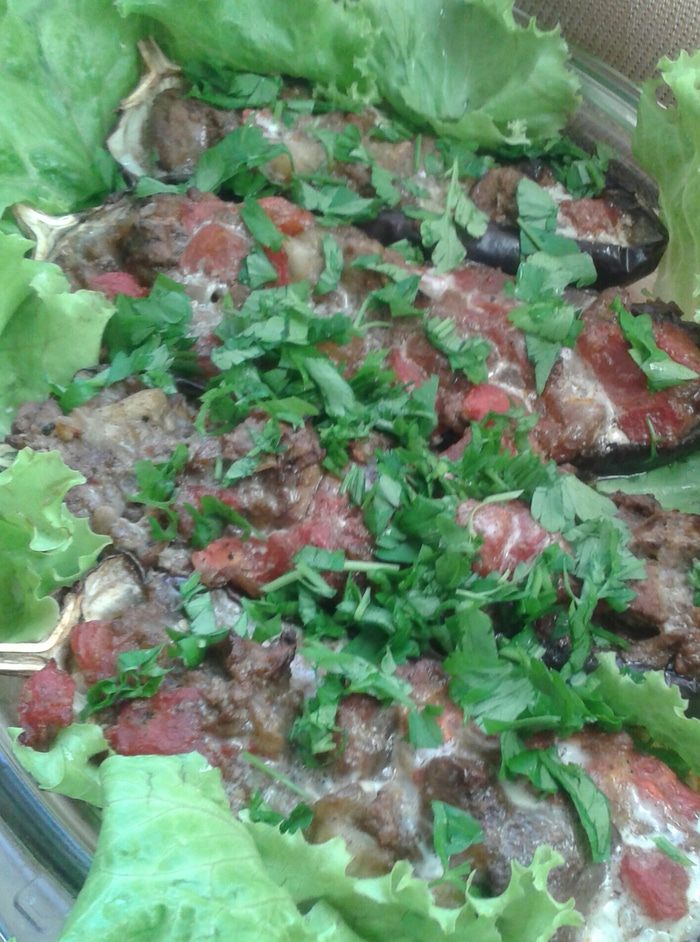 Баклажаны, фаршированные куриной печенью и помидорами