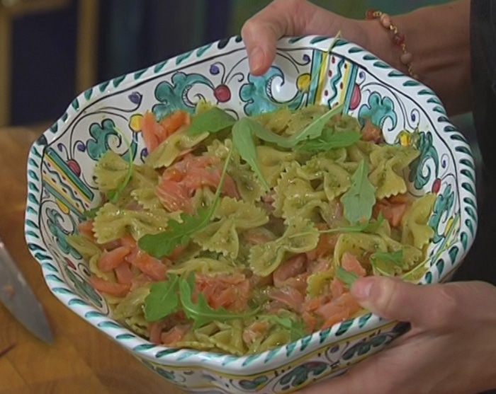 Паста с копченой семгой и песто из каперсов 