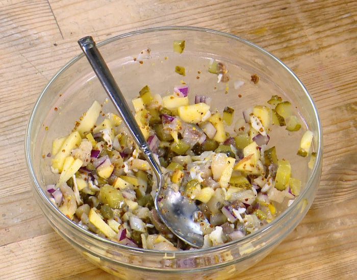 Бутерброды с сельдью, яблоком и яйцом пашот 
