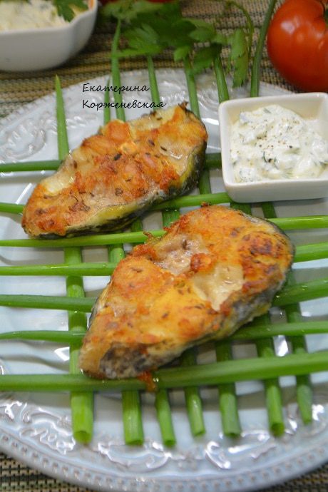 Жареный сом с имбирно-чесночным соусом