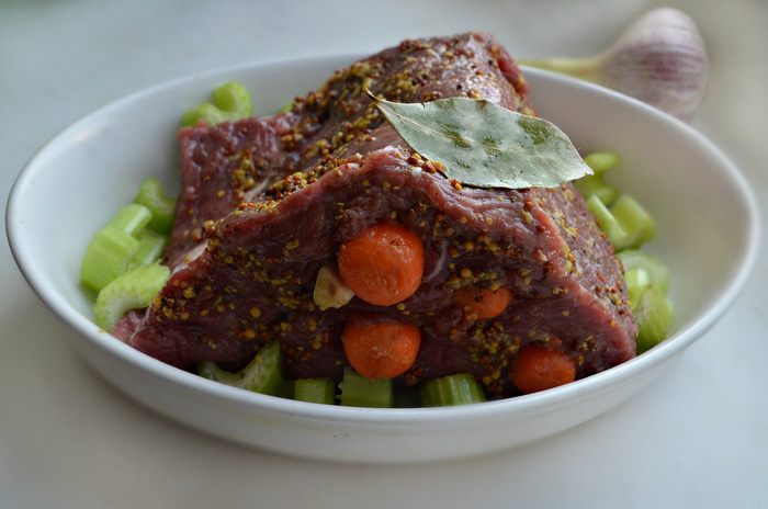 Говядина, запеченная с морковью и чесноком