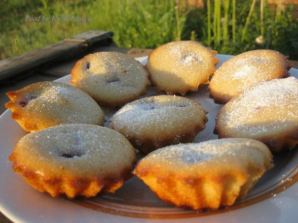 Летние кексы с вишней на сыворотке