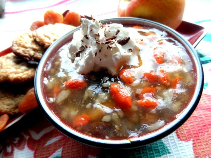 Сладкий суп с рисом, фруктами и ягодами