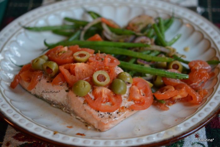 Семга под томатами и зелеными оливками