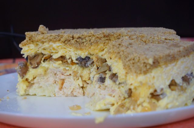 Слоеный салат с курицей и орехами