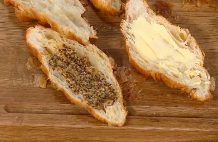 Круассаны, запеченные с яйцами, сыром и ветчиной 