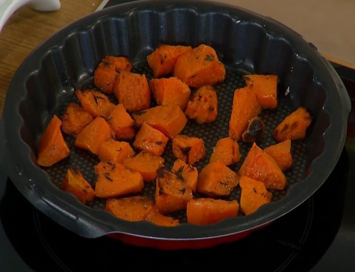 Теплый салат с куриной печенью, тыквой и копченой грудинкой 