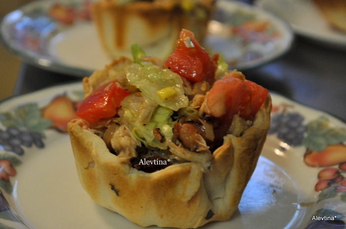 Куриный салат с беконом в чашах