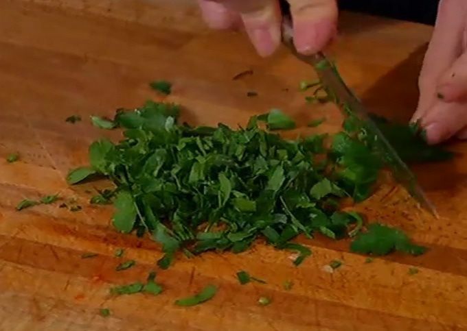 Салат из нута, артишоков и помидоров 