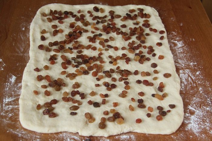 Хлебный завиток с корицей и изюмом