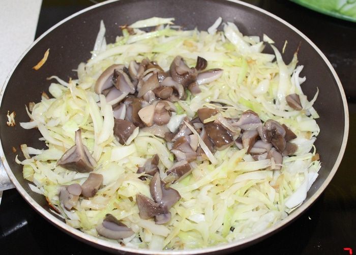 Постный пирог с капустой, рисом и грибами