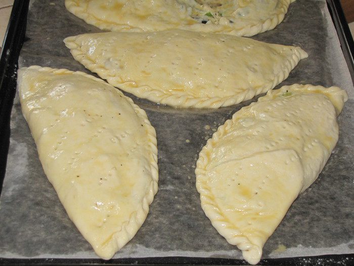 Кальцоне с цукини, оливками и моцареллой