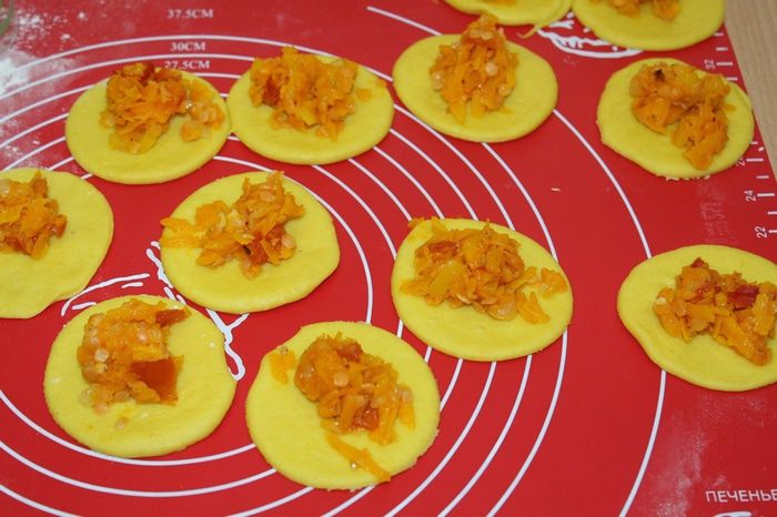 Закусочные пирожки с тыквой и чечевицей