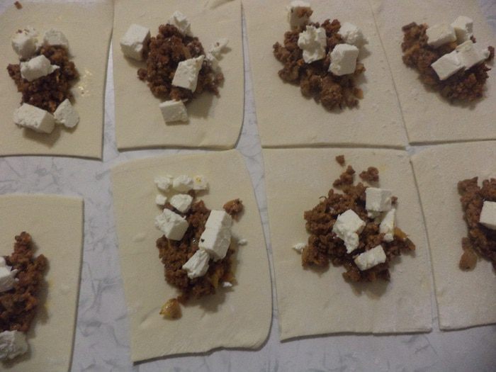 Конвертики из слоеного теста с начинкой из мясного фарша и феты