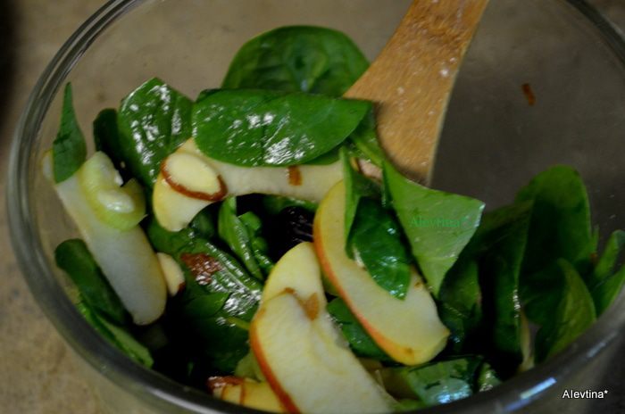 Салат со шпинатом и яблоками