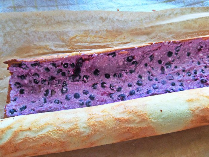 Рулет с творогом и черникой