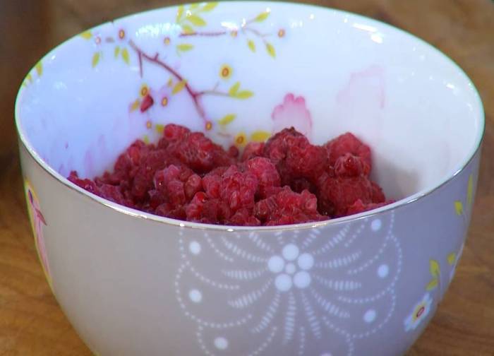 Малиновые вафли с фисташками и медом 