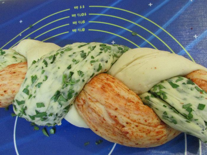Хлеб с зеленью и красным перцем