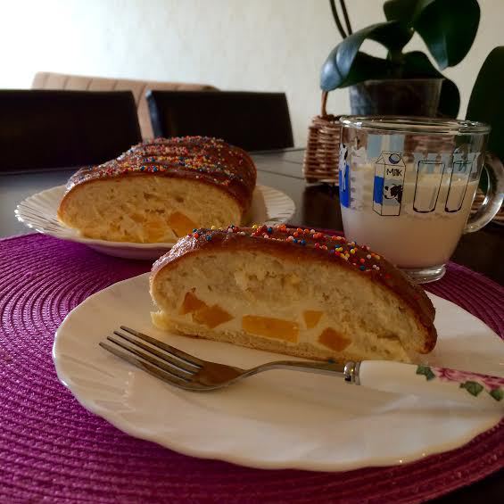 Коса с творогом и персиками