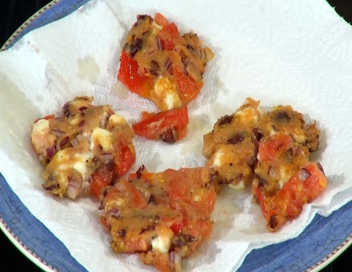 Оладушки с помидорами и сыром 