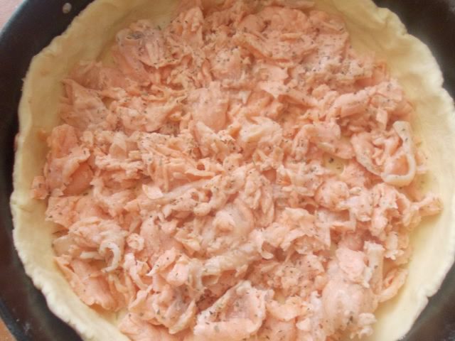 Киш с семгой, двумя видами сыра и прованскими травками