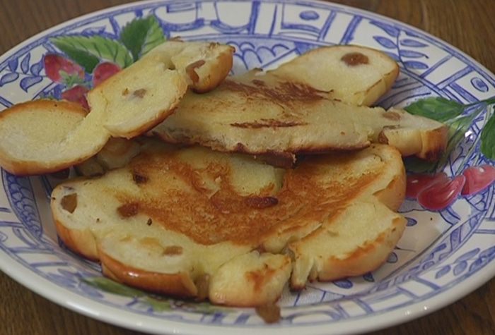 Карамелизированные сливы с йогуртом на бриоши 