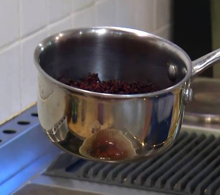 Салат с вишней, шпинатом и черным рисом