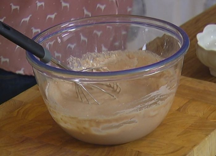 Гречневые блины с карамелизированными яблоками и медовым соусом 
