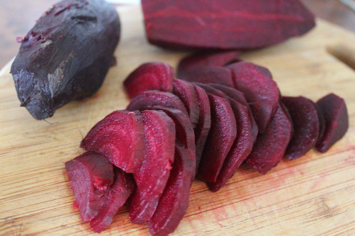 Салат из маринованной запеченной свеклы с фетой