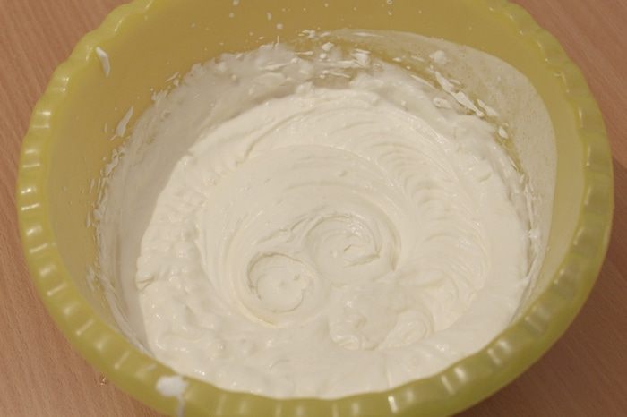 Шоколадно-брусничный торт с творожным кремом