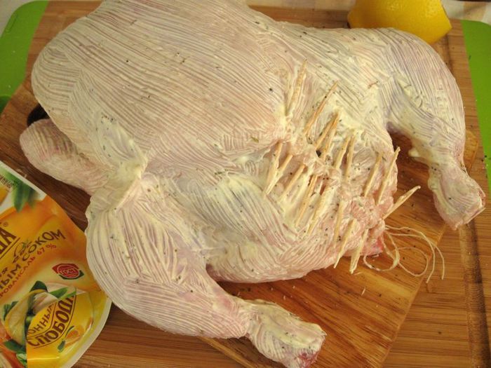 Курица, фаршированная орехами, черносливом и яблоком