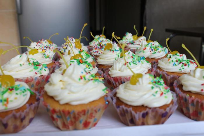 Сливочные капкейки с шоколадной начинкой и сырным кремом