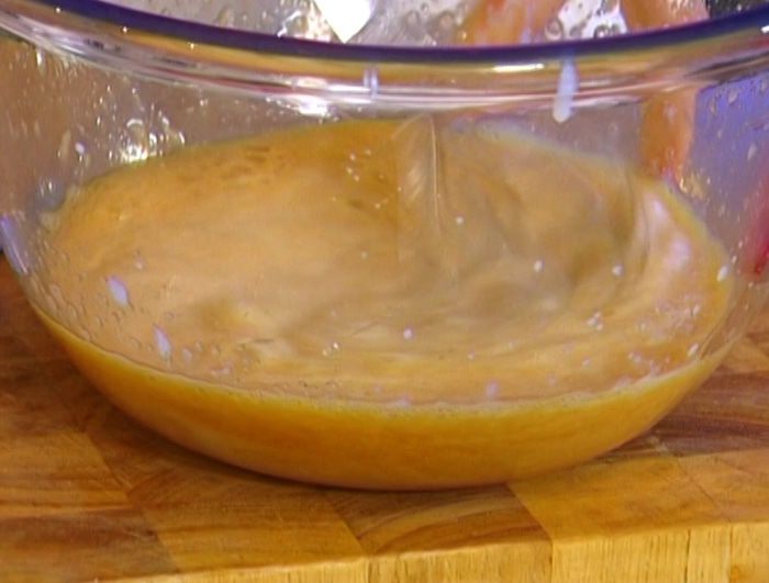Маффины с хурмой и клубникой