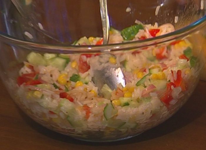 Рисовый салат с огурцами и сладкой кукурузой