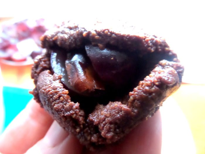 Шоколадные пирожные с фруктами