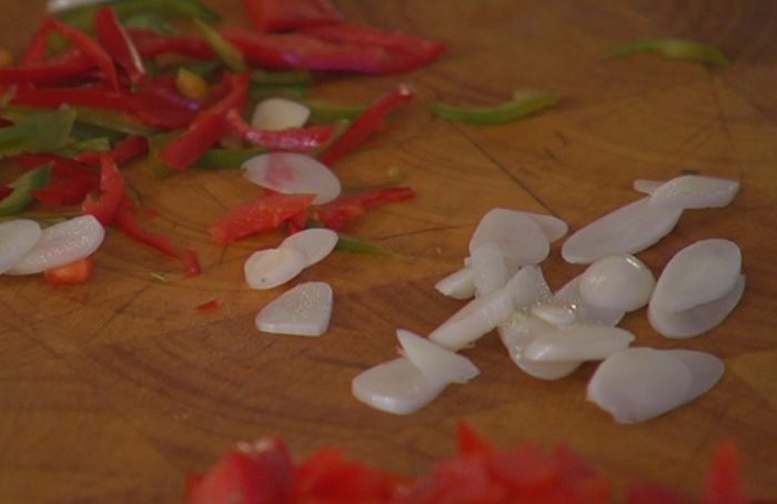 Теплый салат из брокколи, бурраты и чили