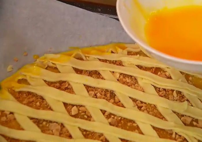 Быстрый пирог с апельсиновым джемом, орехами и амаретти 