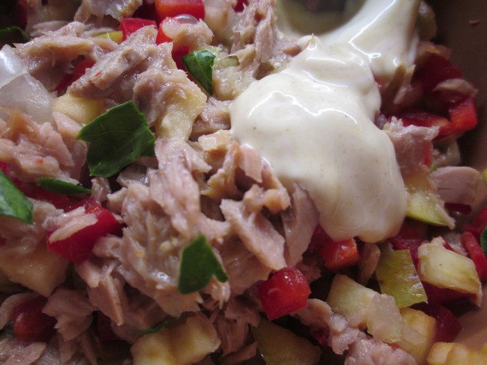 Брускетта, запеченная с тунцом и овощами